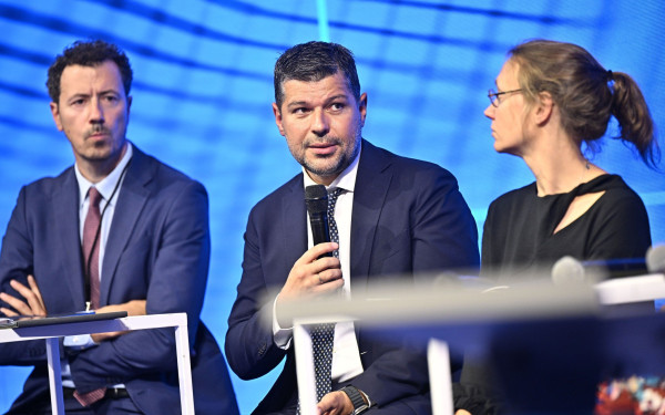 Η ΔΕΗ επιταχύνει την ανάπτυξη ΑΠΕ προσθέτοντας 5 GW μέχρι το 2026