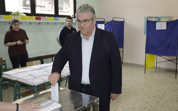 Ψήφισε ο Δημήτρης Κουτσούμπας - Δεν του έδωσαν ψηφοδέλτιο του ΚΚΕ (βίντεο)