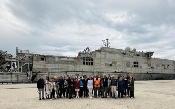 «Έδεσε» στην Αλεξανδρούπολη το θηριώδες αμερικανικό «USNS Yuma» (φωτ.)