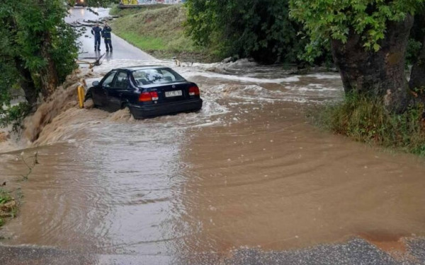 Θεσσαλονίκη: Υπερχείλισε το φράγμα Θέρμης - Πλημμύρισαν σπίτια και χωράφια σε Βασιλικά και Τριάδι (βίντεο & φωτ.)