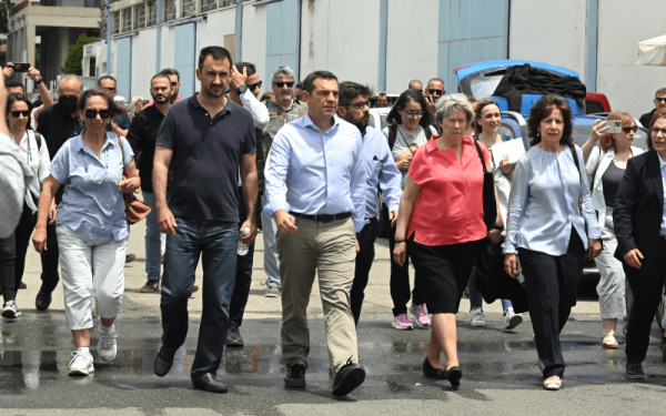 Στο λιμάνι της Καλαμάτας όπου βρίσκονται οι διασωθέντες του ναυαγίου στην Πύλο έφτασε ο Αλ. Τσίπρας