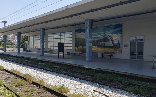 Θεσσαλονίκη: Βλάβη στο σιδηροδρομικό κλειδί κοντά στη Σίνδο - Μεγάλη τρίωρη ταλαιπωρία επιβατών (βίντεο)