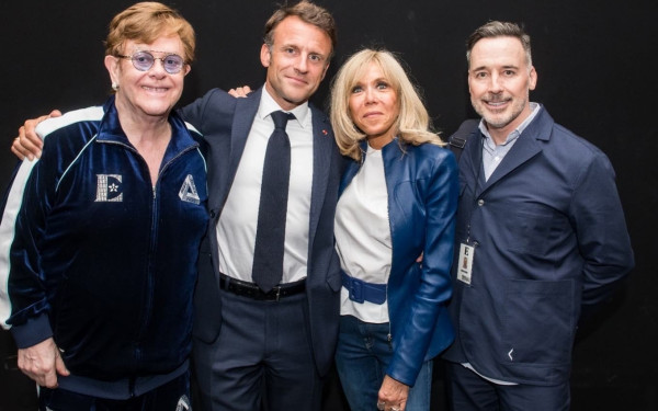 Σάλος με τον Μακρόν στη Γαλλία: Χόρευε σε συναυλία του Έλτον Τζον ενώ το Παρίσι φλέγεται από τις διαδηλώσεις (βίντεο)