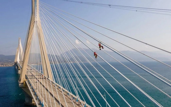 Εικόνες που «κόβουν την ανάσα» στη γέφυρα Ρίου-Αντίρριου: Αλπινιστές κρέμονται από τα καλώδια για να την επιθεωρήσουν (φωτ.)