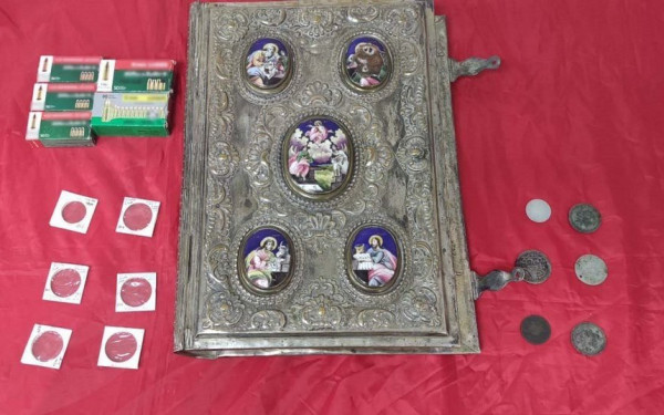 Θεσσαλονίκη: Ευαγγέλιο του 18ου αιώνα και νομίσματα του 1453 σε κοσμηματοπωλείο