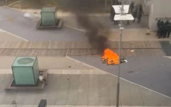 Γαλλία: Γύρω του το χάος κι εκείνος συνεχίζει να τρώει ατάραχος σάντουιτς (βίντεο)