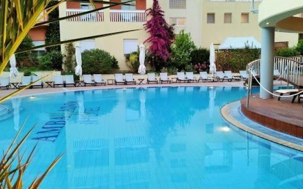 Πισίνα Hotel Ambassador: Ένας εξωτικός παράδεισος με αρχοντικό design και θέα στην πόλη και τον Θερμαϊκό 