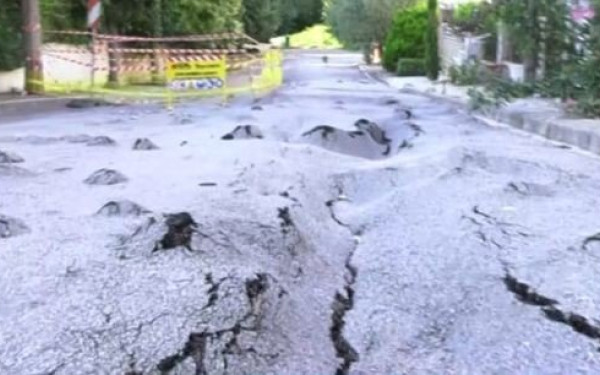 Θεσσαλονίκη: Οι βροχοπτώσεις «κατάπιαν» δρόμο στο Ρετζίκι