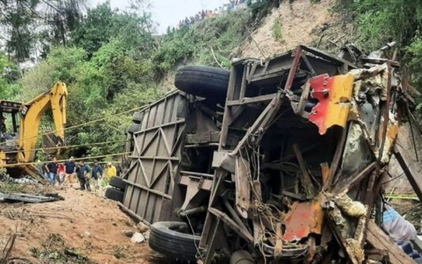 Τραγωδία στο Μεξικό: Λεωφορείο έπεσε σε γκρεμό: Τουλάχιστον 29 νεκροί και 19 τραυματίες