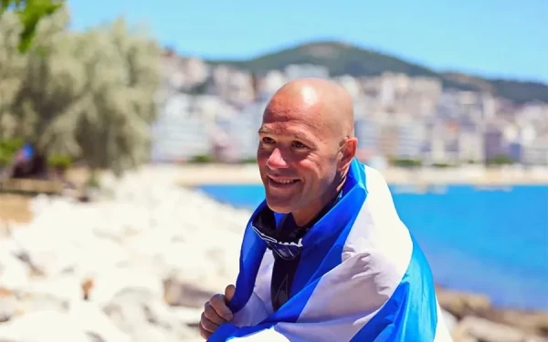 Κολυμπάει από την Θάσο ως τη Χαλκιδική για να τιμήσει την Καβάλα