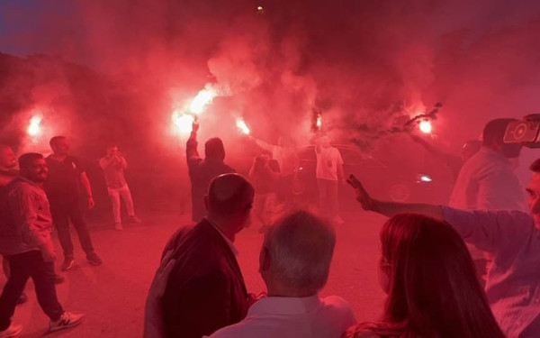 Θεσσαλονίκη: Πανηγυρισμοί και συνθήματα έξω από τα κεντρικά γραφεία της Νέας Δημοκρατίας (βίντεο)