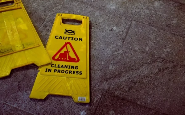 Κρήτη: Θέλησε να καθαρίσει το μαγαζί του και… έπεφταν το ένα μηχανάκι μετά το άλλο!