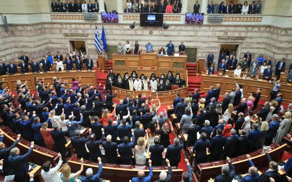 Ορκίστηκαν οι «300» της νέας Βουλής - Αύριο η εκλογή του Προέδρου της Ολομέλειας (βίντεο, φωτ.)