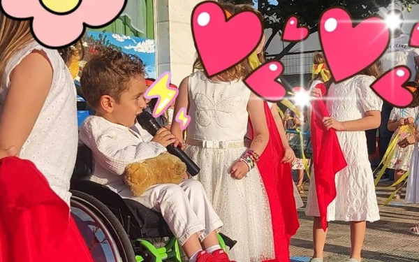 Ο Παναγιώτης-Ραφαήλ είπε ποίημα στο σχολείο του και συγκίνησε - «Έλαβε πολλή αγάπη και ευτυχία»