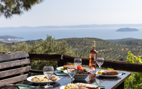 «Paul's Tavern» στον Παρθενώνα: Μία αυθεντική, παραδοσιακή ταβέρνα στα ορεινά του Μαρμαρά