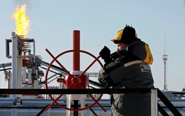 Η Ρωσία πούλησε σχεδόν όλο το πετρέλαιό της πάνω από το πλαφόν που ορίζουν οι κυρώσεις της Δύσης