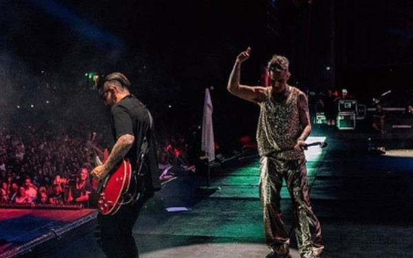 Ρόμπι Γουίλιαμς: «Γενναιόδωροι οι Έλληνες» λέει μετά τις αιχμές που άφησε ότι είναι κλέφτες (βίντεο)