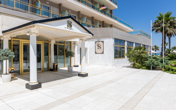 Santa Beach Hotel 4*: Στην αγκαλιά του Θερμαϊκού, υπό τη σκέπη του Ολύμπου, με θέα που κόβει την ανάσα