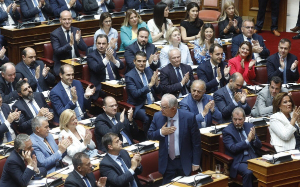 Πρόεδρος της Βουλής ξανά ο Κωνσταντίνος Τασούλας με 249 ψήφους (βίντεο, φωτ.)