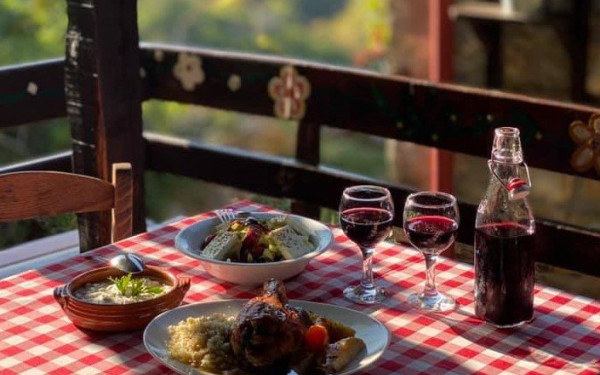 «Ταβέρνα Όλυμπος»: Παραδοσιακή Ελληνική κουζίνα με... περγαμηνές στους πρόποδες του Ολύμπου