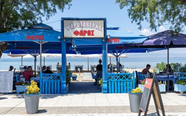 «Ταβέρνα Ουζερί Φάρος»: Φρέσκα ψάρια και θαλασσινά και όχι μόνο, δίπλα στη θάλασσα