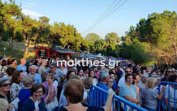 Τεράστια ουρά στο Θέατρο Δάσους για τις Τρωάδες του ΚΘΒΕ (φωτ.)