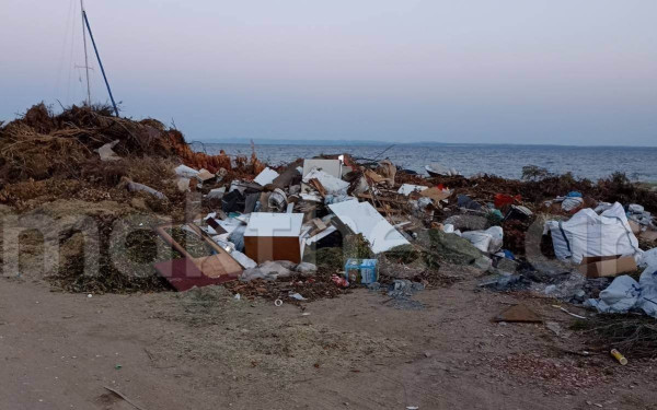 Χαλκιδική: Ντόπιοι και τουρίστες κολυμπάνε δίπλα σε βουνά από σκουπίδια - Αδιανόητες εικόνες 