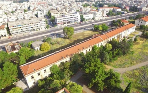 Πιάνουν δουλειά οι μπουλντόζες στο πρώην στρατόπεδο Παύλου Μελά