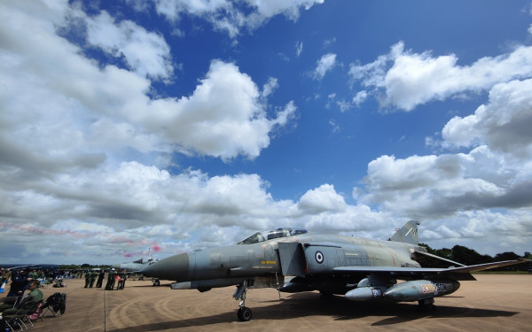 Τα ελληνικά φτερά και το εμβληματικό F-4E Phantom της Π.Α.- πρωταγωνιστές στο σόου «Royal International Air Tattoo 2023»  (φωτ.)