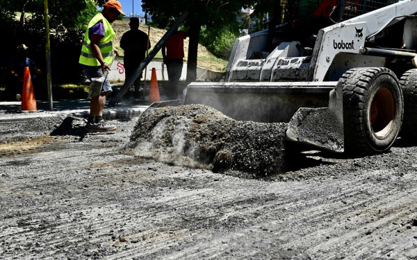 Άρχισαν τα έργα ασφαλτόστρωσης στην οδό Λαμπράκη