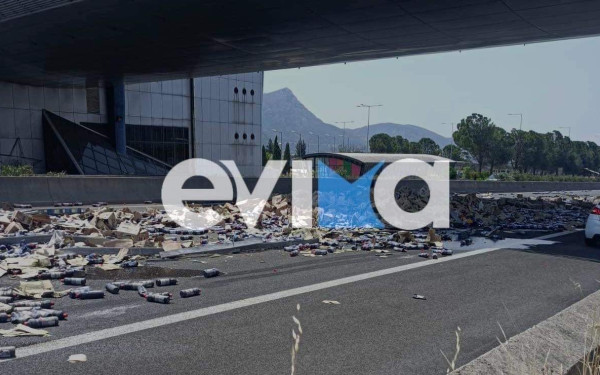 Γέμισε χλωρίνες ο δρόμος μετά από σοβαρό τροχαίο με δύο νταλίκες στην Εύβοια -  Κλειστό το ρεύμα προς Λαμία (φωτ.)