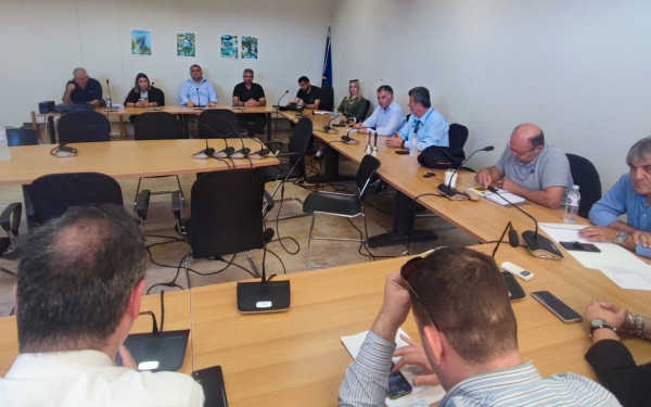 Την άμεση απόσυρση των διατάξεων για τους δήμους ζητά η ΠΕΔΚΜ