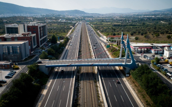Αττική Οδός: Φωτιά σε αυτοκίνητο - Έκλεισαν λωρίδες κυκλοφορίας