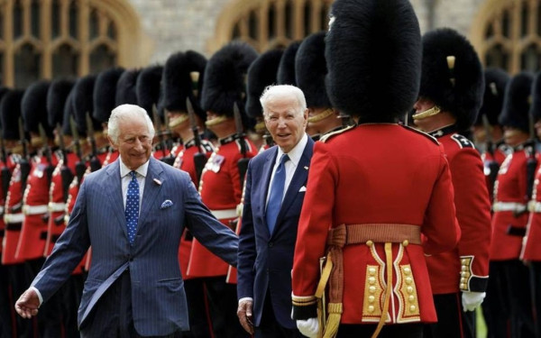 Στα «χαμένα» ξανά ο Τ. Μπάιντεν στην επίσκεψη στον βασιλιά Κάρολο (βίντεο)