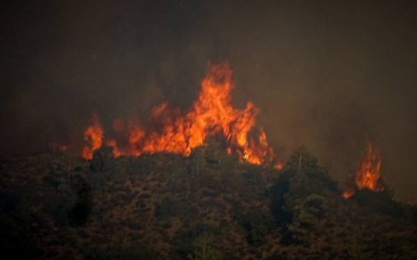 Δύσκολη νύχτα σε Ρόδο και Δυτική Αττική - Ανεξέλεγκτες οι πυρκαγιές - Συνελήφθη άνδρας στη Μεσσηνία  (βίντεο)