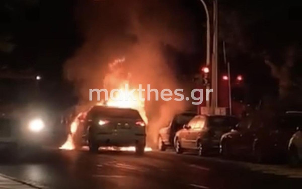 Θεσσαλονίκη: Τυλίχθηκε στις φλόγες Ι.Χ. αυτοκίνητο στη δυτική είσοδο - Σώθηκε ο οδηγός (βίντεο, φωτ.)