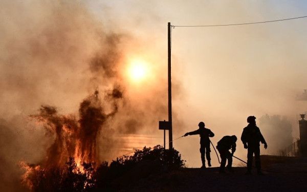 Αδιάκοπη η μάχη των πυροσβεστών στα πύρινα μέτωπα σε Ανατολική Αττική, Βοιωτία, Λουτράκι και Δερβενοχώρια