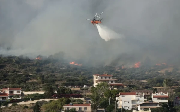 Στα Δερβενοχώρια η μεγάλη μάχη πυροσβεστών και εθελοντών  - Μήνυμα από το 112