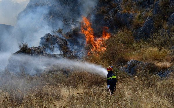 Μεσολόγγι: Σε εξέλιξη η φωτιά στον Αστακό	- Επιχειρούν επίγειες και εναέριες δυνάμεις