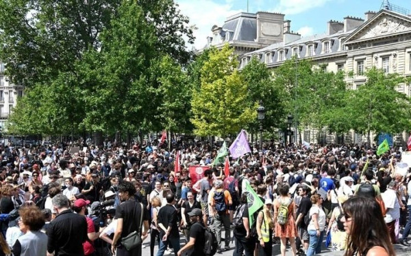 «Βράζει» η Γαλλία:  Πορείες κατά της αστυνομικής βίας, παρά την απαγόρευση των αρχών