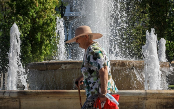 Άδειες, αλλαγές ωραρίου και τηλεργασία - Όλα τα μέτρα για τους εργαζόμενους σε δημόσιο και ιδιωτικό τομέα εν μέσω καύσωνα (βίντεο)