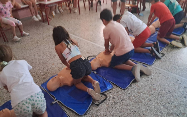 Εκπαίδευση πρώτων βοηθειών στους πρόσφυγες της δομής Σχιστού