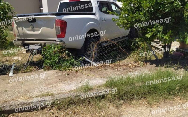 Λάρισα: Αυτό είναι το κλεμμένο αυτοκίνητο που έπεσε πάνω σε τοίχο σπιτιού κατά την καταδίωξη