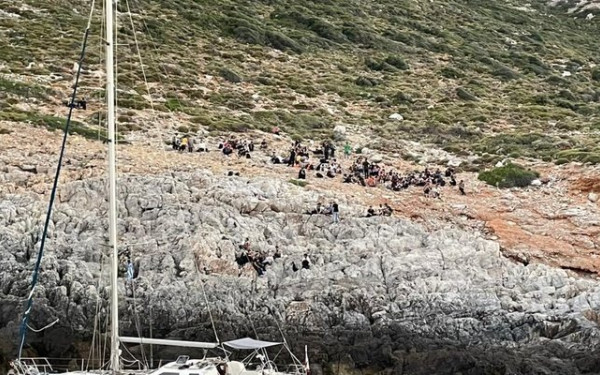 Διάσωση 111 μεταναστών από το Λιμενικό - 46 παιδιά ανάμεσά τους σε σκάφος που βυθίστηκε