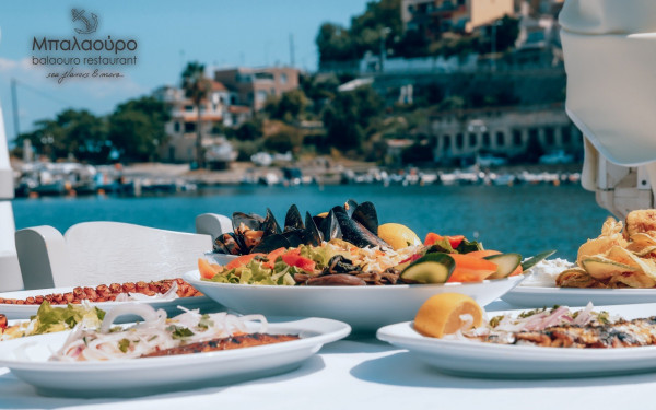 «Μπαλαούρο»: Στο όμορφο λιμανάκι των Σφαγείων της Καβάλας για φρέσκο ψάρι με θέα στη θάλασσα