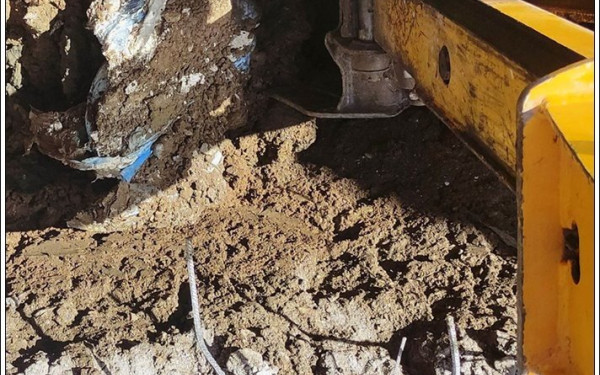 Θεσσαλονίκη: Έθαβαν τοξικά απόβλητα στην αυλή επιχείρησης - 2 συλλήψεις (φωτ.)