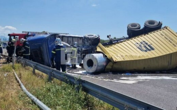 Σοκαριστικές εικόνες: Νταλίκα αναποδογύρισε στον Βόλο (βίντεο)