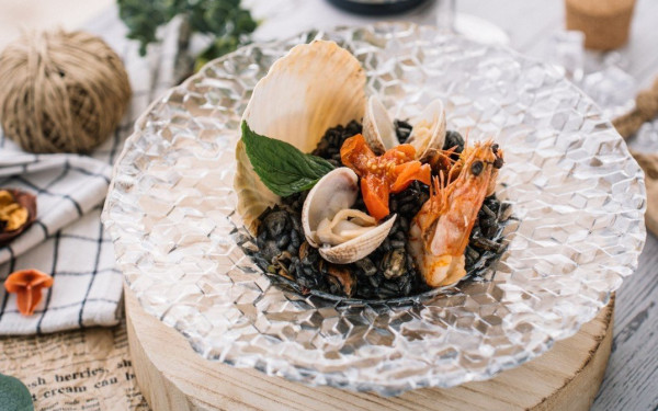 Η βραβευμένη «Ψαροταβέρνα Ακρογιάλι» στην Πιερία για ολόφρεσκα ψάρια και θαλασσινά με πρωταγωνιστές τα μύδια