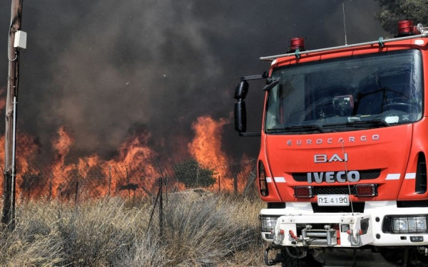 Καλύτερη η εικόνα σε ορισμένα πύρινα μέτωπα - Μαίνεται η πυρκαγιά στα Δερβενοχώρια με κατεύθυνση προς τη Μαγούλα