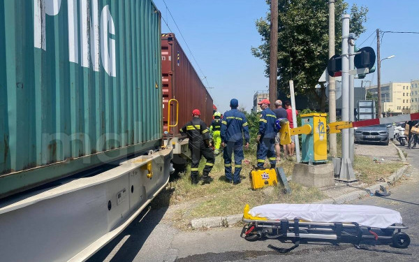 Θεσσαλονίκη: Μοτοσικλέτα παρασύρθηκε από τρένο στη Μοναστηρίου - Νεκρός ο οδηγός της μηχανής (βίντεο, φωτ.)